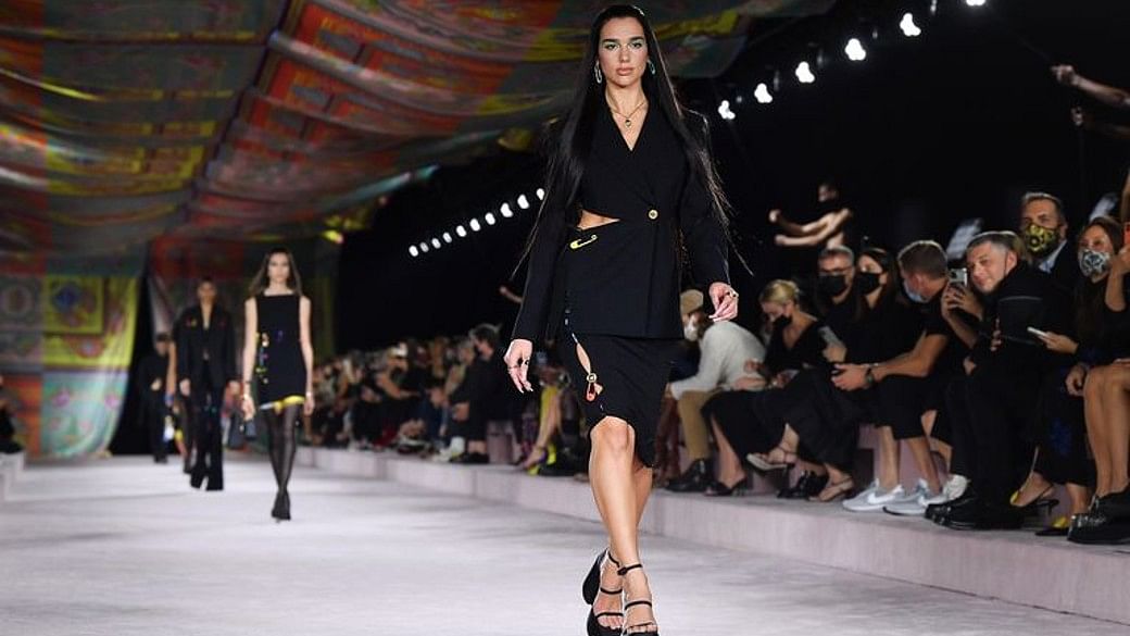 Dua Lipa Made Her Runway Debut At Versace S Milan Fashion Week Show