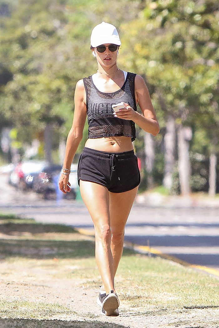 Alessandra-Ambrosio-AirPods-Working-Out-California