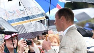 Prince William surprises fans outside Kensington Palace