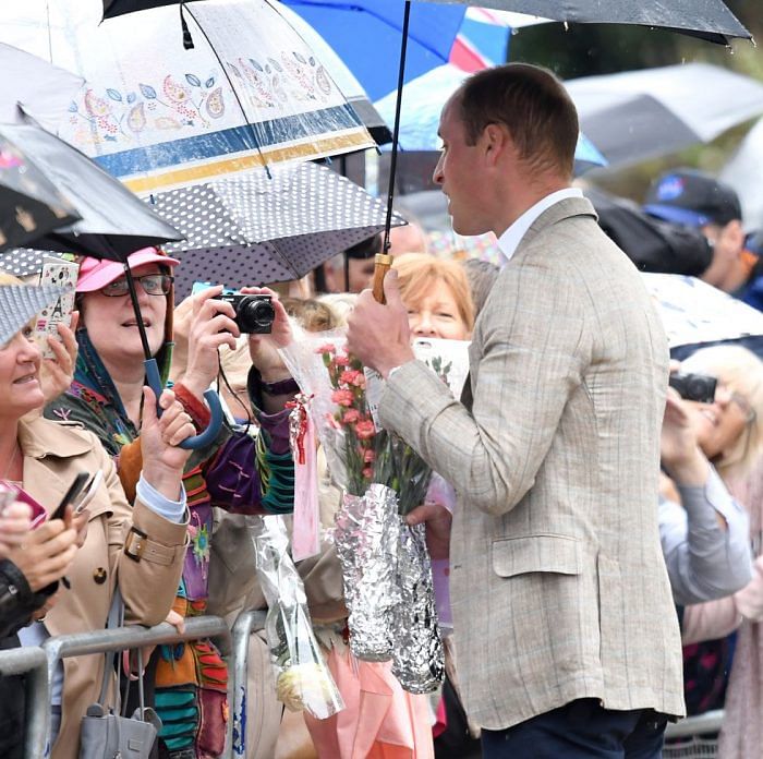 Prince William surprises fans outside Kensington Palace