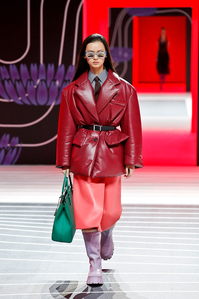 boezem Gewend aan Vlak Milan Fashion Week: 10 Best Looks From Prada Fall/ Winter 2020