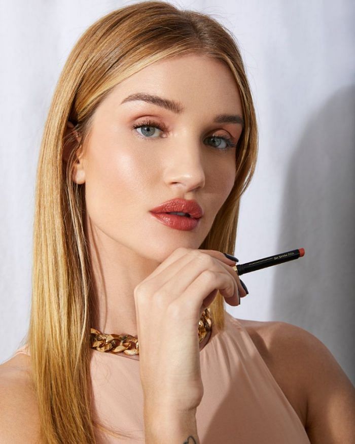 Rosie Huntington-Whitley Shares Tips On How To Look Good for Your Zoom Meetings-hourglass - 3