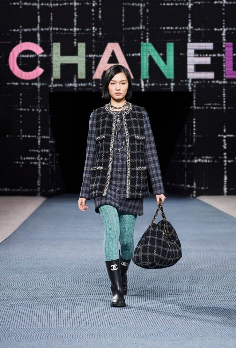 Chanel 22K Fall-Winter 2022 River of Tweed Handbags Review and