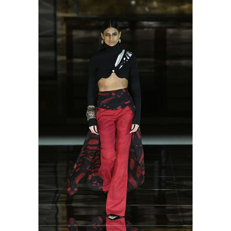 Prabal Gurung’s fall 2023 collection incorporated pops of red—including in the models’beauty looks.